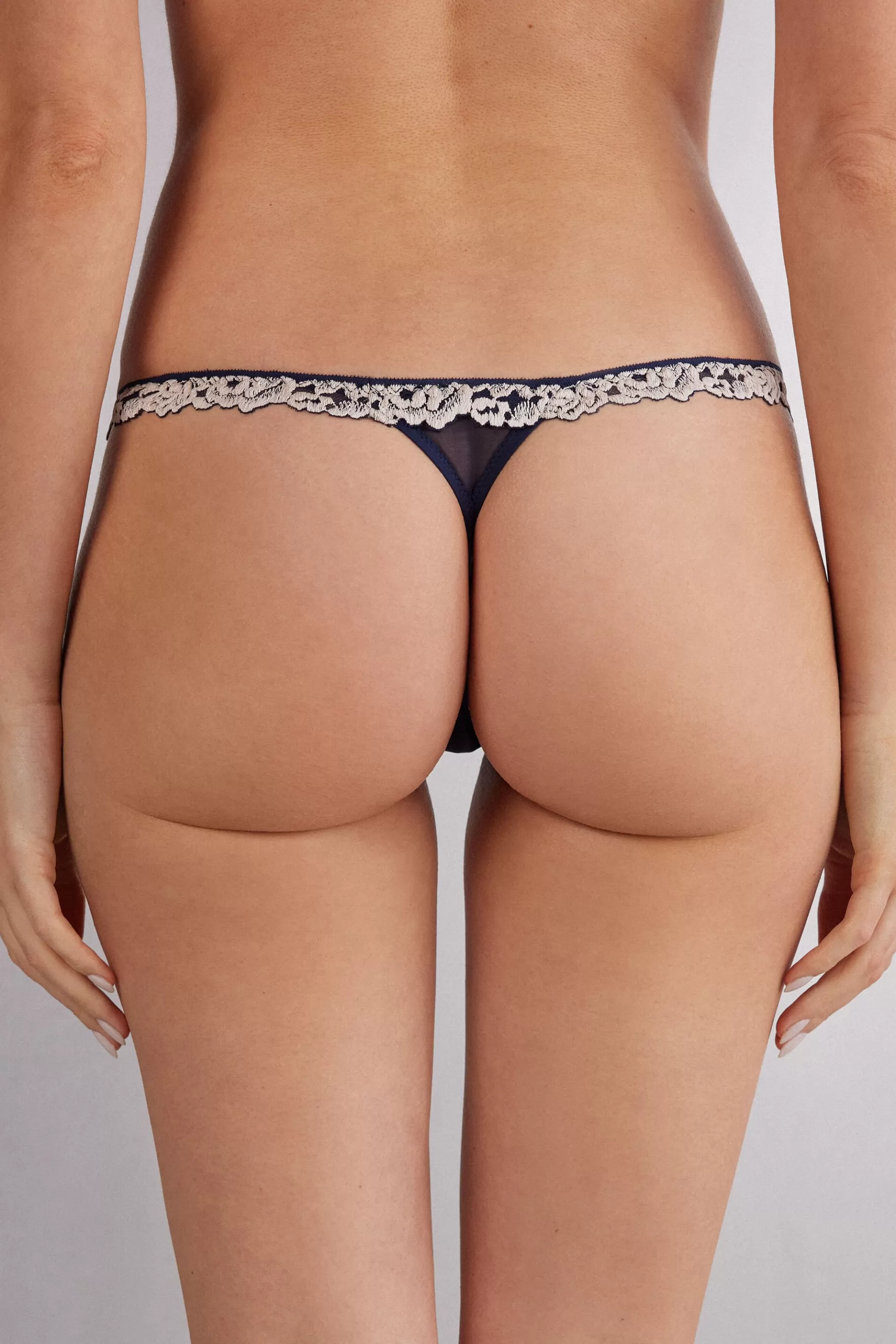 Intimissimi String^Stringtrosor i hipstermodell Pretty Flowers