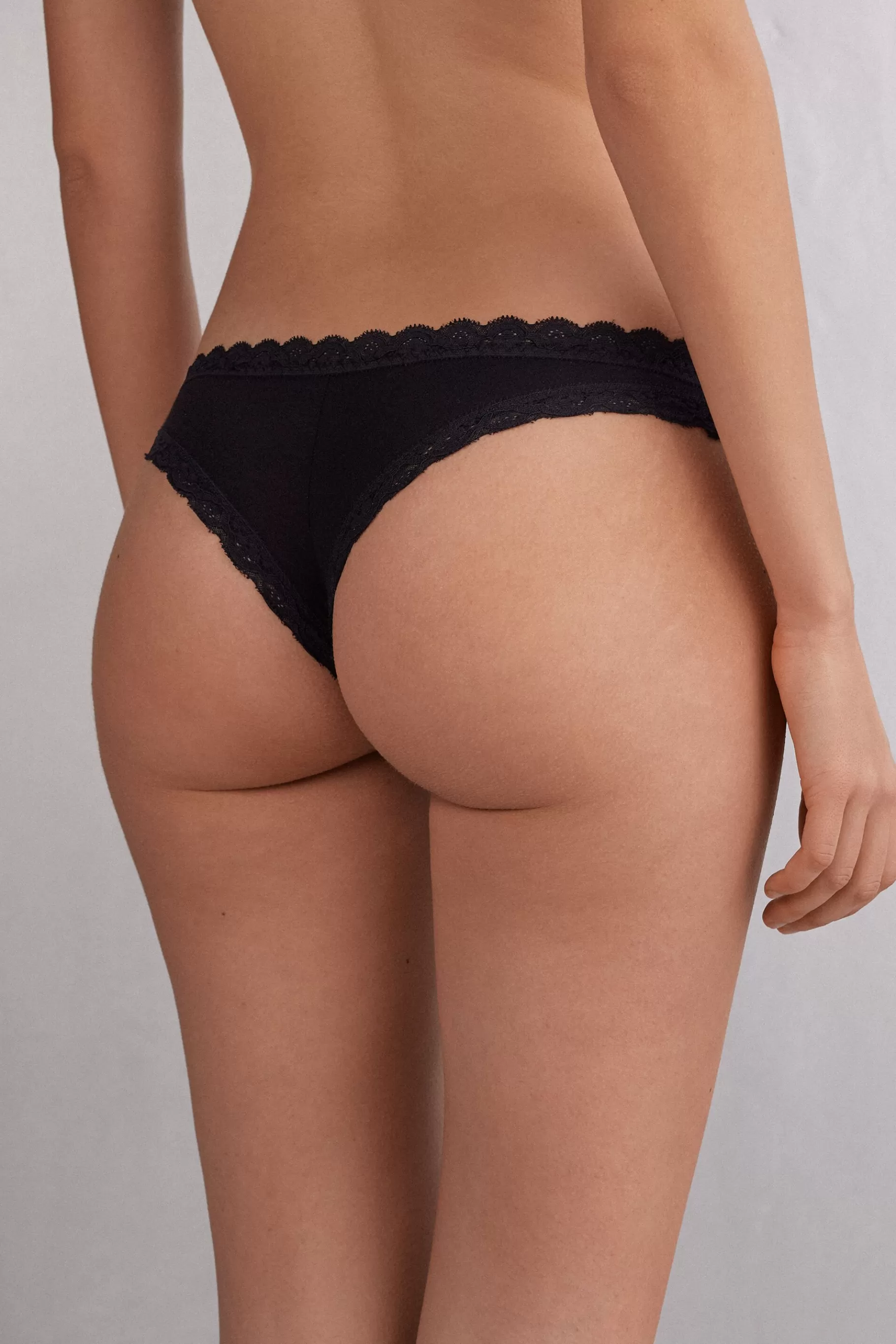 Intimissimi Brazilian^Trosor med mellanhög midja i bomull och spets