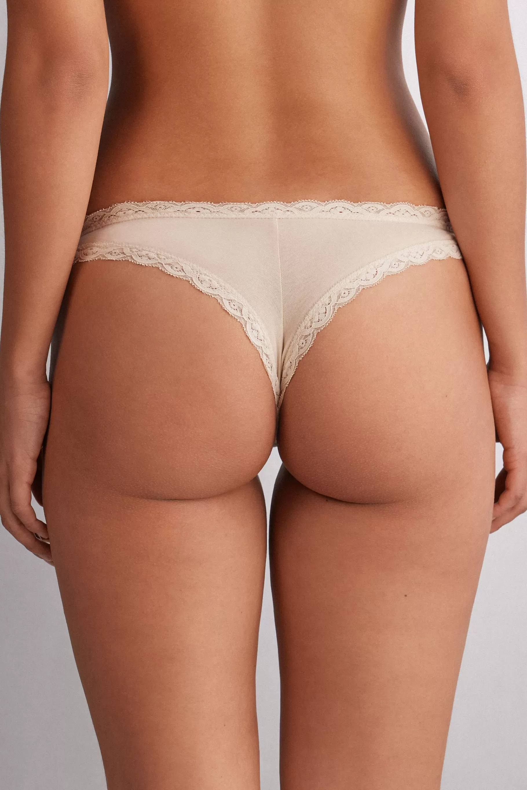 Intimissimi Brazilian^Trosor med mellanhög midja i bomull och spets