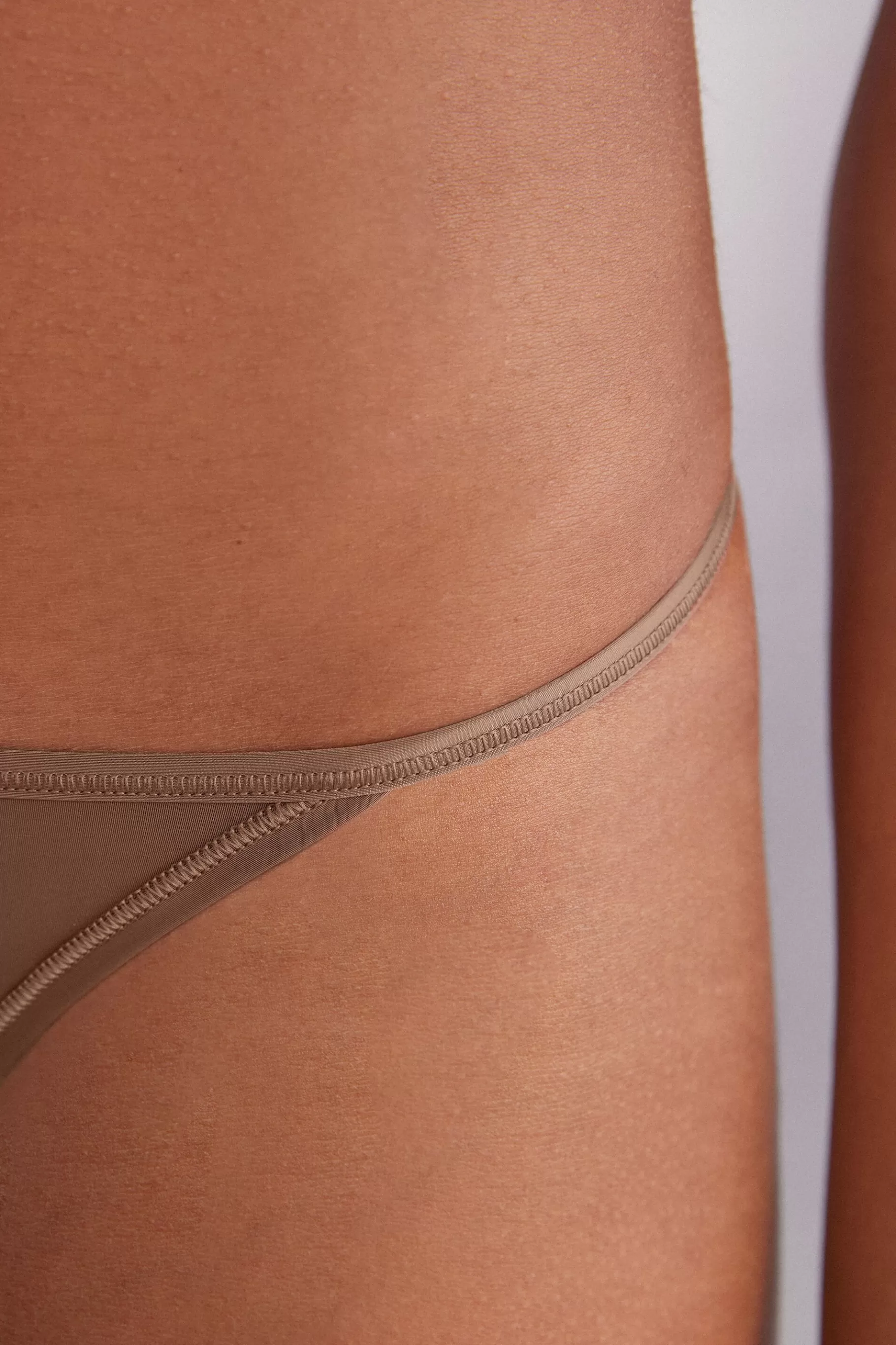 Intimissimi String^Ultralight Microfibre G-String med snören i sidan