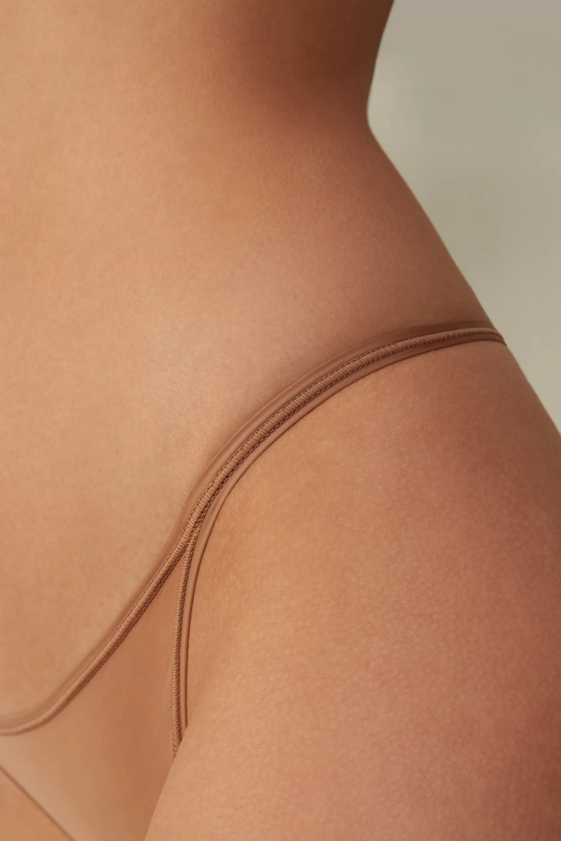 Intimissimi String^Ultralight Microfibre G-String med snören i sidan